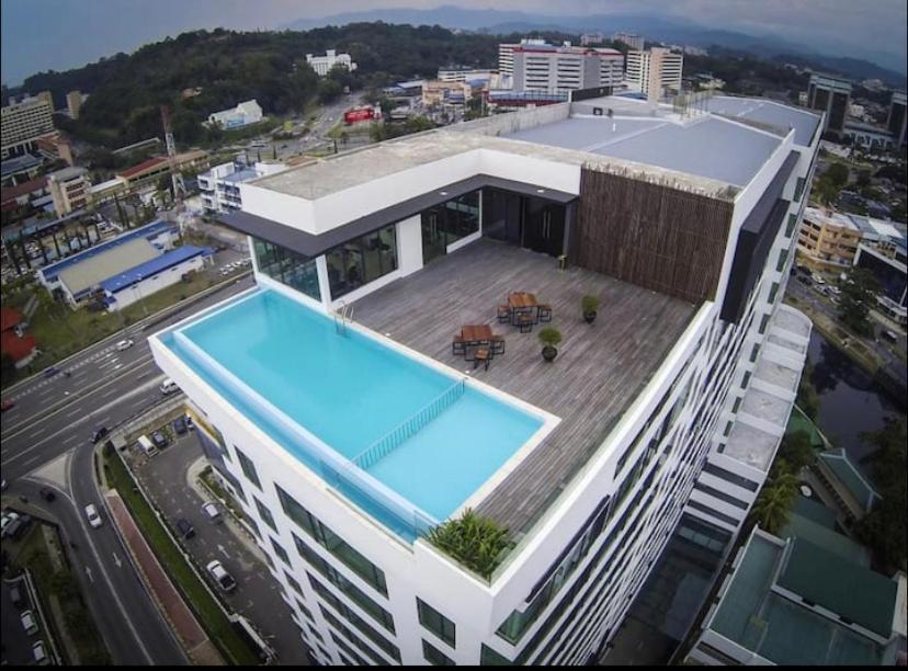 Sky Suite Top Floor With Rooftop Pool & Gym 코타키나발루 외부 사진